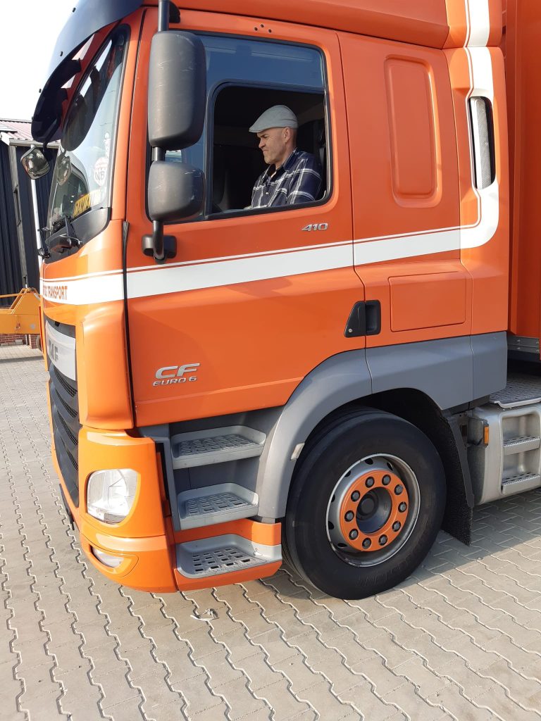 Theo in vrachtwagen voor aardappel transport Oekraine